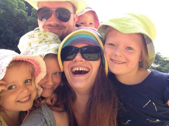 Chris Offer, diagnosticado con autismo a los 30 años, con su mujer y sus 4 hijas